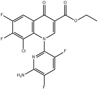 Aigéad quinolinecarbocsaileacha, 1-(6-aimín-3,5-difluoro-2-piridinil)-8-clóra-6,7-difluoro-1,4-dihydro-4-oxo-, eistear eitile
